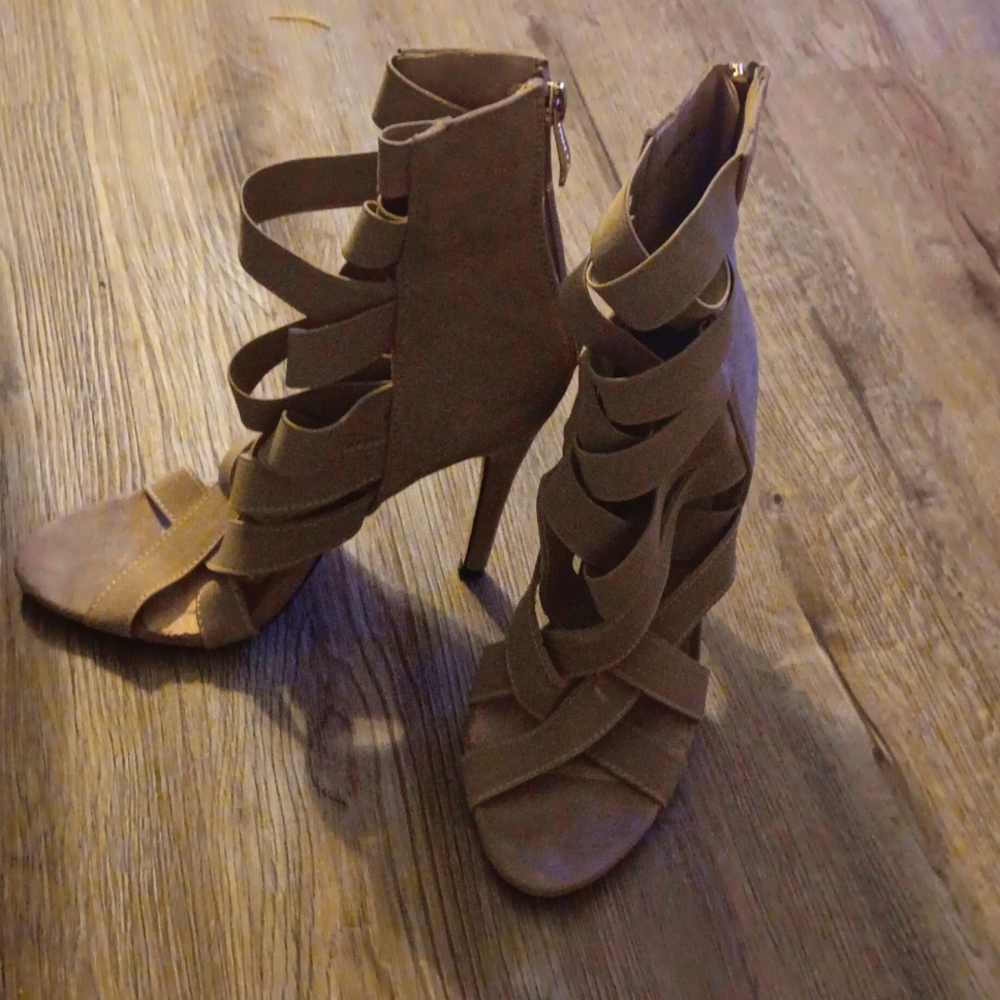 Heels color nudes size 8.5
